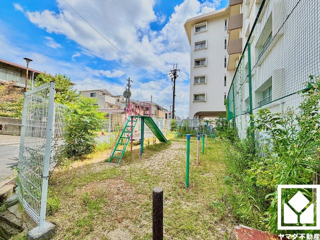 ルネ武庫川の周辺|敷地北側に隣接してブランコやすべり台などの遊具を備えた「稲葉荘子ども広場」があり、子育て世帯の方にもお勧めです。天気の良い日や隙間時間に気軽に利用できて、お子様が遊び疲れてもすぐに家へ帰れる距離感です