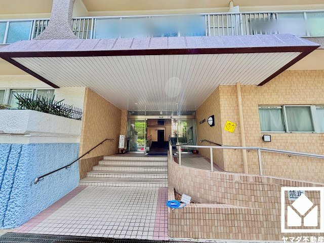 ルネ武庫川|広々とした明るいエントランス。定期的な清掃・管理体制が整っており、帰宅時や来客時にも気持ちの良い空間です。