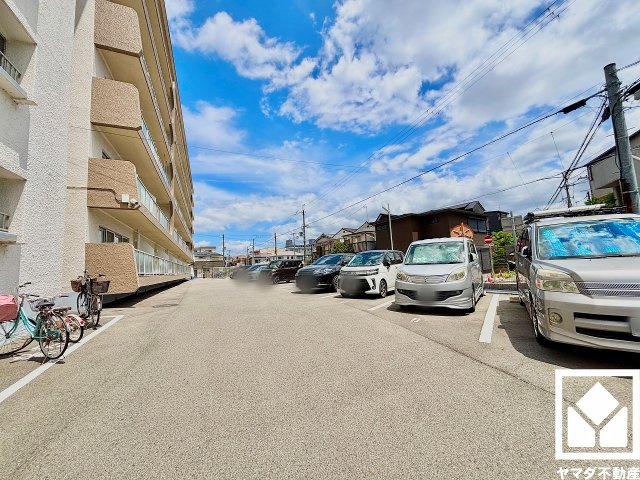 ルネ武庫川の駐車場|敷地内に駐車場を設置（月額13240円）。重い荷物や雨の日の移動もスムーズで、快適なカーライフを実現。空き状況等は弊社スタッフまでお気軽にお問い合わせください。