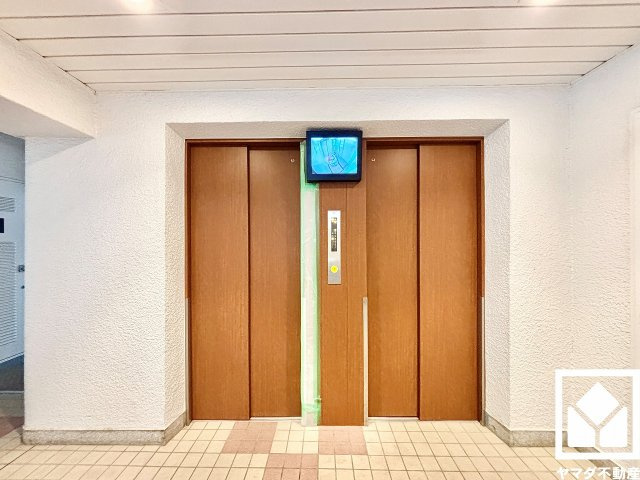 ルネ武庫川のその他共用部分|複数基のエレベーターを設置。ゆとりある共用設計で、快適な住まいへのアクセスをスムーズに。防犯カメラが設置されておりセキュリティにも配慮されています。