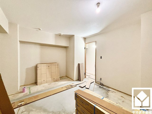 ルネ武庫川の寝室|約6.5帖の洋室です。全居室フローリングでお掃除ラクラクです。（リフォーム中の写真です）