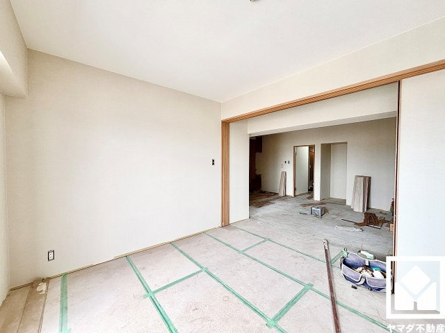 ルネ武庫川の洋室|約5帖の洋室です。リビングに隣接する引き戸のお部屋で、一体でのご利用も可能です。（リフォーム中の写真です）