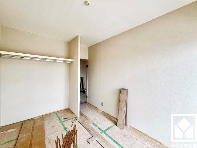 ルネ武庫川の子供部屋|約5.5帖の洋室です。オープンクローゼット仕様でおしゃれな「見せる」収納も可能。扉がないため物の出し入れがしやすく、通気性が良いのも魅力です。（リフォーム中の写真です）
