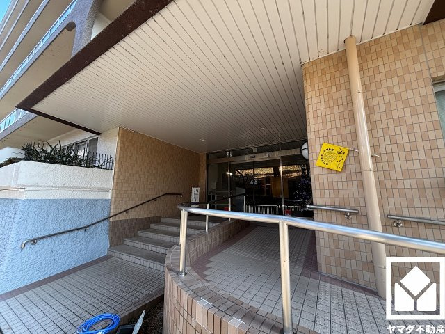 ルネ武庫川のエントランス|「デイリーヤマザキ稲葉荘1丁目店」まで徒歩5分、「グルメシティ西大島店」まで徒歩7分、「サンディ尼崎稲葉元町店」まで徒歩9分など、お買い物施設が徒歩圏内に複数あり便利な住環境です。