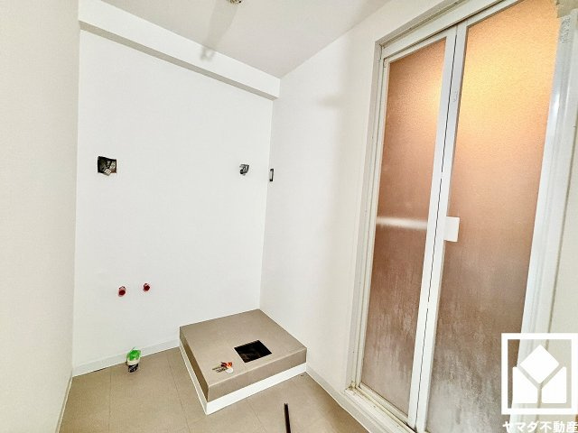 ルネ武庫川の洗面所|洗面室には洗面台と室内洗濯機置き場を設置予定。天候に左右されず洗濯していただけます。（リフォーム中の写真です）