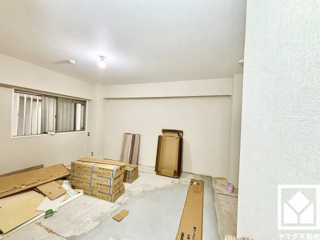 ルネ武庫川の寝室|約6.5帖の洋室です。全居室に窓がございます。明るい陽光がたっぷり差し込む心地よい生活空間です。（リフォーム中の写真です）