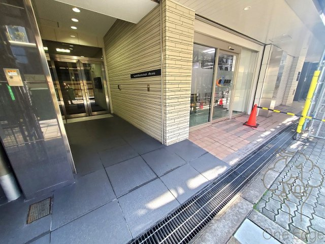 サクシード南森町のエントランス