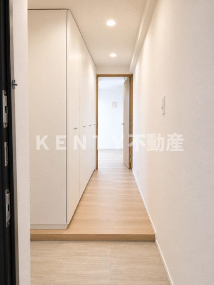 【玄関】 | B CITY APARTMENT SHINAGAWA WEST | ゆったりとした玄関です