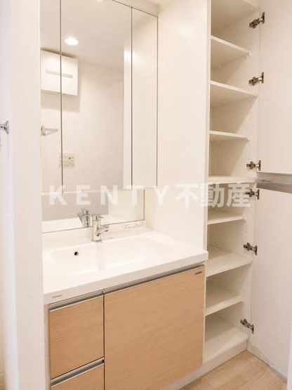 【洗面所】 | B CITY APARTMENT SHINAGAWA WEST | 明るい洗面所です