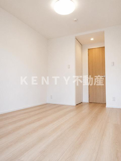 【寝室】 | B CITY APARTMENT SHINAGAWA WEST | 広くて明るい寝室
