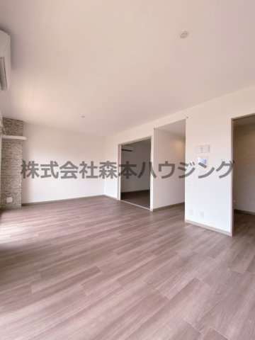【居間・リビング】 | 　PHOENIX COURT 交野Ⅰ | こちらのリビングで趣味の時間をお楽しみください
