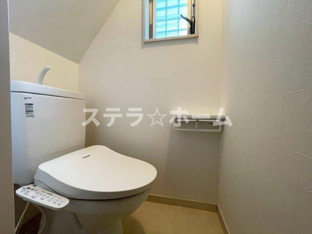 茨田大宮3 中古戸建のトイレ|落ち着いた色調のトイレです