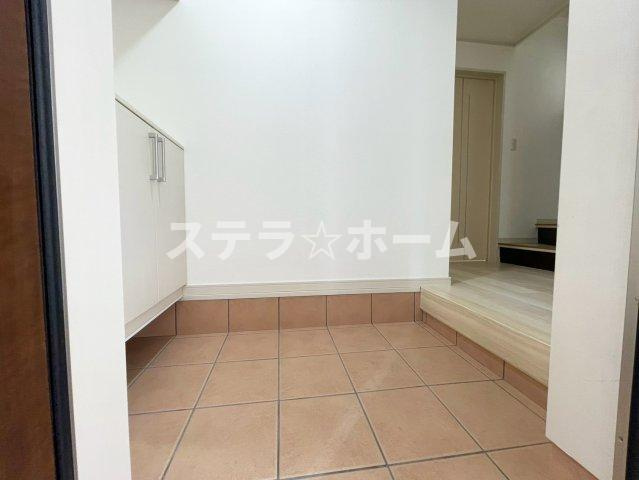 茨田大宮3 中古戸建の玄関|明るい玄関です