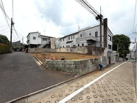新宿区中井　建築条件なし売地の前面道路含む現地写真