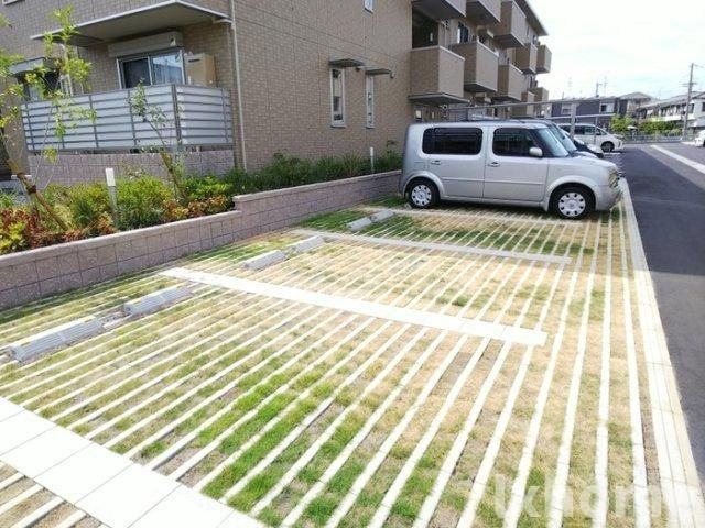 ソフィアコート鳥飼　B棟の駐車場|駐車スペースもあります