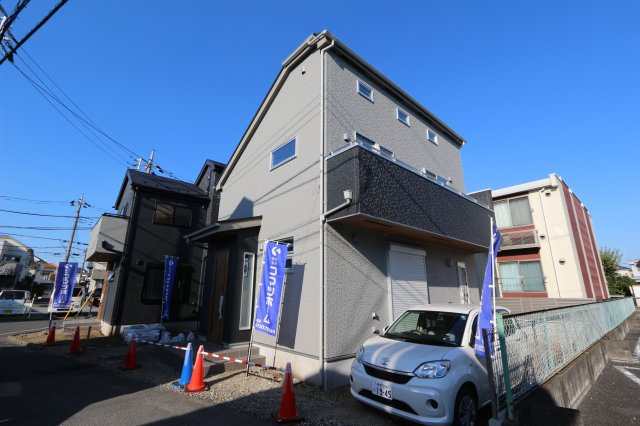  東大和市中央の外観|固定階段でアクセスが可能な固定階段小屋裏収納付き。
季節物の重たい荷物はもちろん、使い方によっては隠れ部屋としても活用可能です。