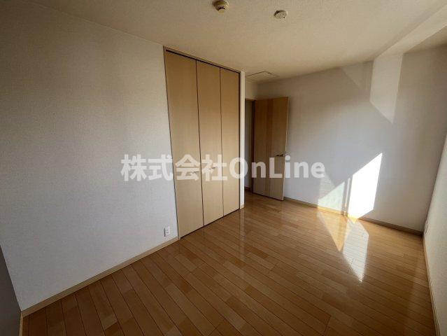 八尾市南小阪合町２丁目のアパートの洋室