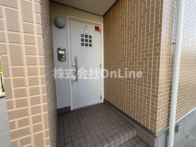 八尾市南小阪合町２丁目のアパートのエントランス