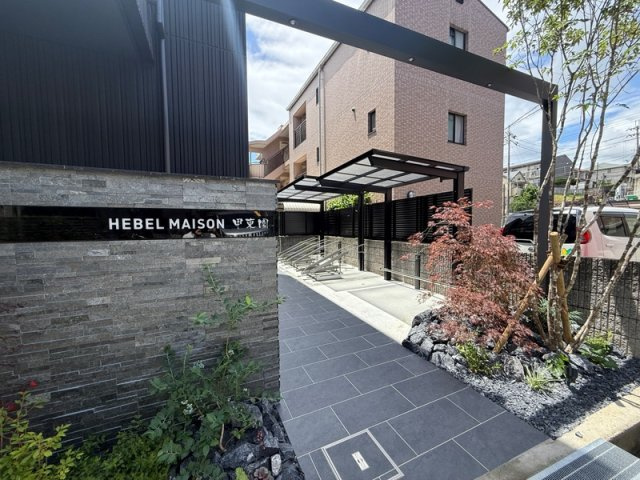 西宮市甲東園２丁目の賃貸マンションのエントランス