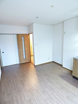神戸市灘区浜田町３丁目のアパートの居間・リビング