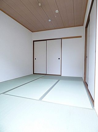 神戸市灘区浜田町３丁目のアパートの居間・リビング
