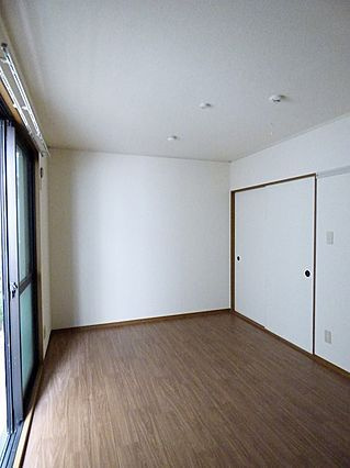 神戸市灘区浜田町３丁目のアパートの居間・リビング