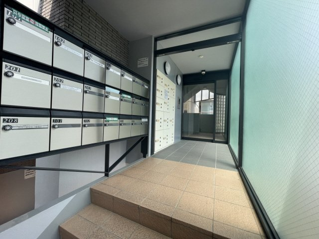 芦屋市船戸町の賃貸マンションのエントランス