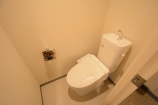 温水洗浄便座付きのトイレです♪