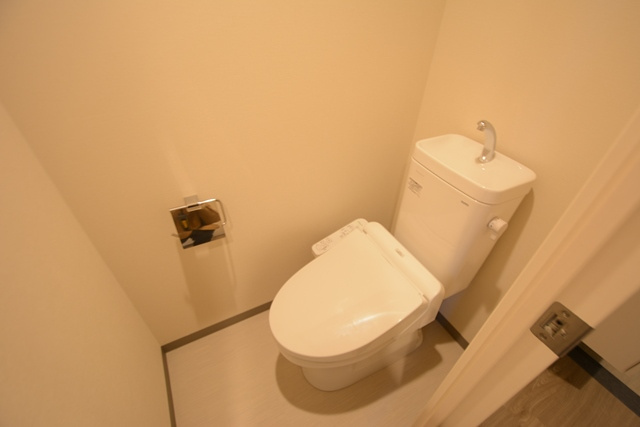 温水洗浄便座付きのトイレです♪
