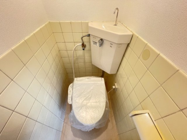 芦屋市平田北町の賃貸マンションのトイレ