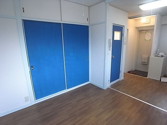 芦屋市平田北町の賃貸マンションの居間・リビング