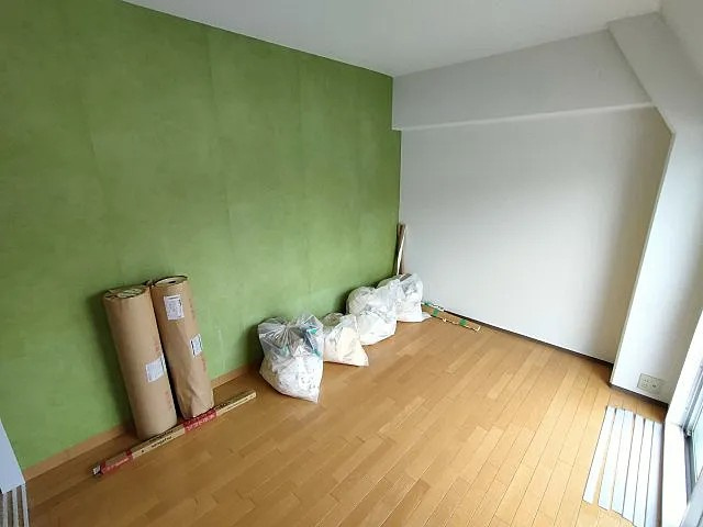 神戸市中央区筒井町３丁目の賃貸マンションの居間・リビング|内装工事中の画像です