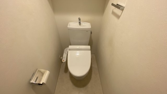 西宮市甲子園口４丁目の賃貸マンションのトイレ