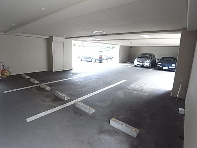 芦屋市津知町の賃貸マンションの駐車場