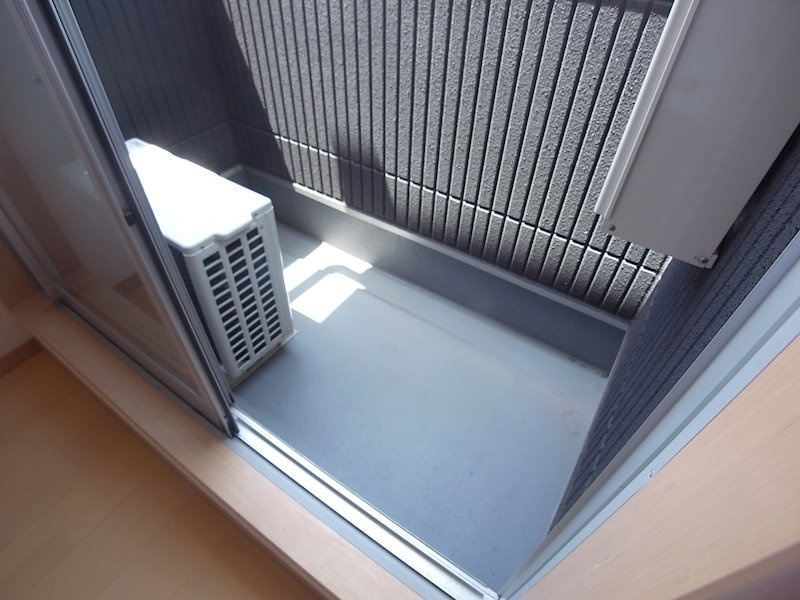 神戸市東灘区深江南町４丁目のアパートのバルコニー