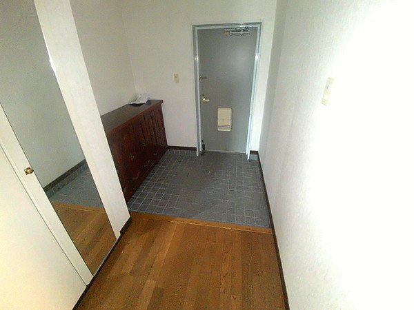 神戸市東灘区西岡本４丁目の賃貸マンションの玄関