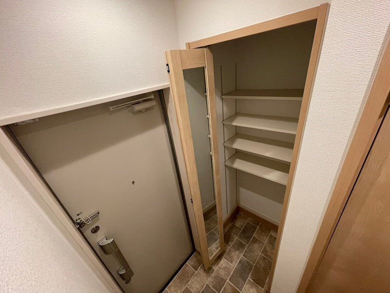神戸市中央区北野町４丁目のアパートの玄関