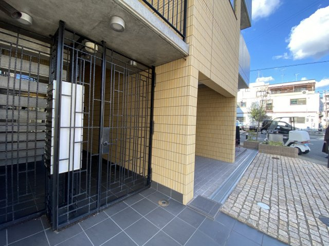 神戸市東灘区御影本町２丁目の賃貸マンションのエントランス