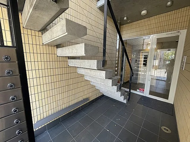 神戸市東灘区御影本町２丁目の賃貸マンションのエントランス
