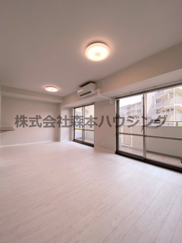 【居間・リビング】 | 　PHOENIX COURT 交野Ⅰ | 明るいリビングです