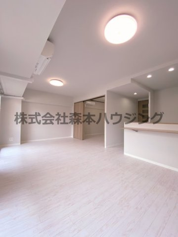 【居間・リビング】 | 　PHOENIX COURT 交野Ⅰ | こちらのリビングで趣味の時間をお楽しみください