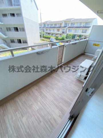 【バルコニー】 | 　PHOENIX COURT 交野Ⅰ | 開放的で明るい空間を演出してくれるバルコニーです
