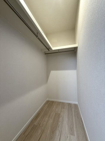 ロイヤルヒル北野の収納|奥行きのあるウォークインクローゼット付きの7.3帖洋室。収納力を活かし、すっきりとした暮らしを叶えます。