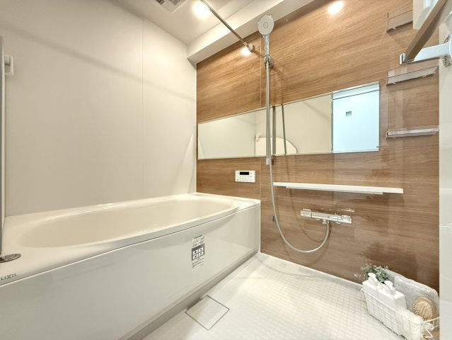 ロイヤルヒル北野の浴室|足を伸ばしてくつろげる1418サイズの浴室。清潔感あふれる空間で快適な暮らしを。