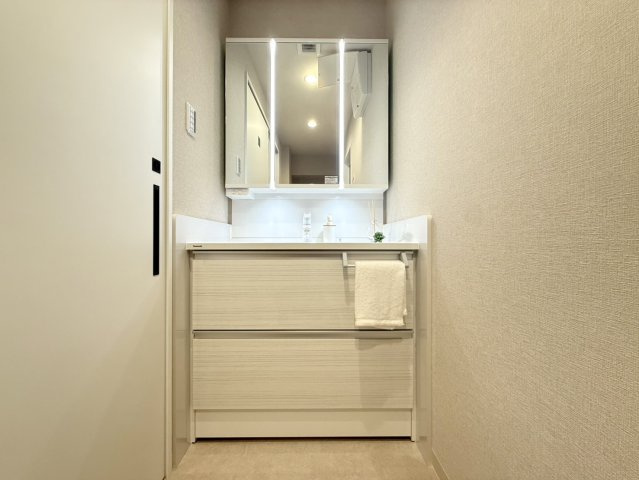 ロイヤルヒル北野の独立洗面台|3面鏡付きの独立洗面台を採用。収納力と使い勝手を兼ね備えた、快適な身支度スペースです。