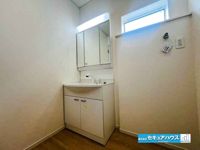 【本日ご案内可能】大府市朝日町5丁目　全5棟の独立洗面台|【洗面台】
◆鏡の裏にはたっぷりと収納スペースを標準装備！
◆電源を付属しているのでドライヤーなど利用できます。
◆シャワー付きの洗面台のため清掃も楽に行うことが出来ます。　　　　　　　　　　　　　　