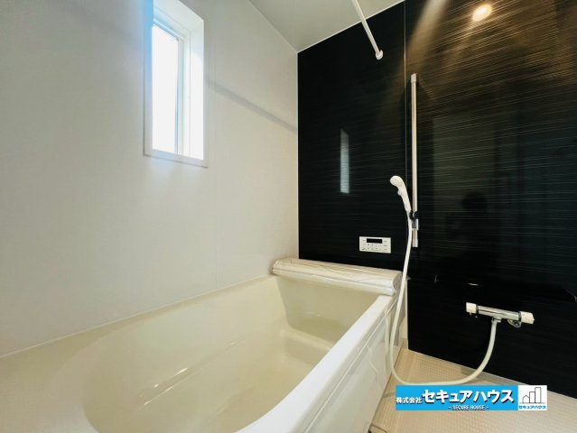 【本日ご案内可能】大府市朝日町5丁目　全5棟の浴室|【浴室】
◆アクセントパネルで落ち着きのある雰囲気を演出し、毎日の疲れを癒やすバスタイムを過ごせます。
◆窓付きで、カビの繁殖を抑える効果があります。
◆オプションでお好きなサイズの鏡を設置できます。