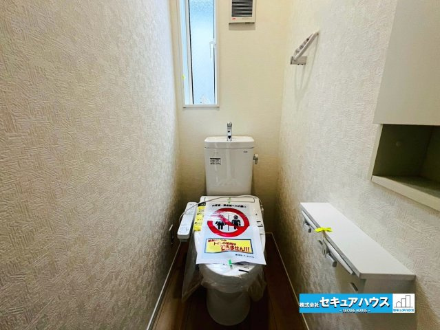 【本日ご案内可能】大府市朝日町5丁目　全5棟の玄関|【高機能トイレ】
◆高機能トイレの多くは便器のフタの開閉が自動であり、使用後に手動で水を流す面倒もなく非常に便利です。スタイリッシュな見た目で、お掃除しやすく、節水効果が高いです。　　　　　　　　　　