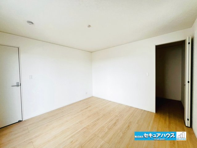 【本日ご案内可能】大府市朝日町5丁目　全5棟の洋室|【洋室】
◆広々とした居住空間は日々の暮らしを彩り、心のやすらぎと満足感を与えてくれます。通風と採光を考慮した設計は子供たちはのびのび育ち、家族でくつろぎと団らんを生み出します。　　　　　　　　　　　