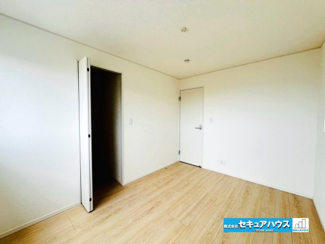 【本日ご案内可能】大府市朝日町5丁目　全5棟の洋室|【洋室】
◆家族一人ひとりの大切なプライベート空間。趣味に合わせて使って頂けるようシンプルに仕上げてあります。暮らし心地を大きく左右する収納を、適材適所に配置し使い勝手を考慮しました。　　　　　　　　